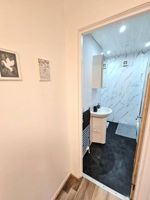 Spacious Haven With Free Parking Глазгоу Екстериор снимка